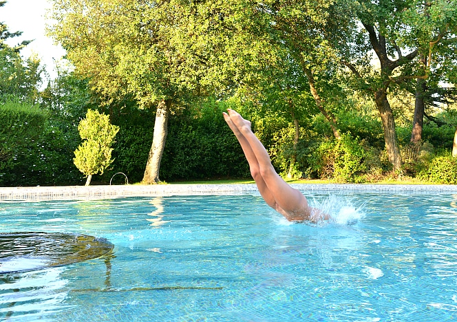 Loulou Petite Wet Foot Tease – Pole Dance, Soaked Legs and Sexy Toes