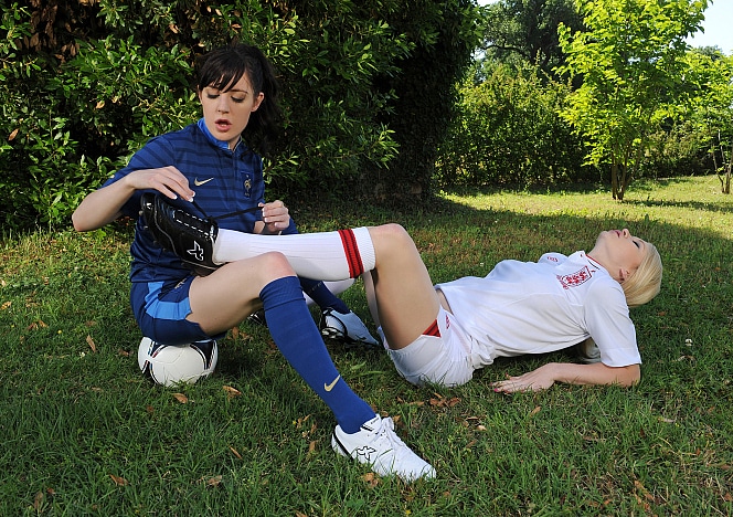 Soccer Vixens’ Foot Fetish Match: Bare Toes & Socks on the Pitch